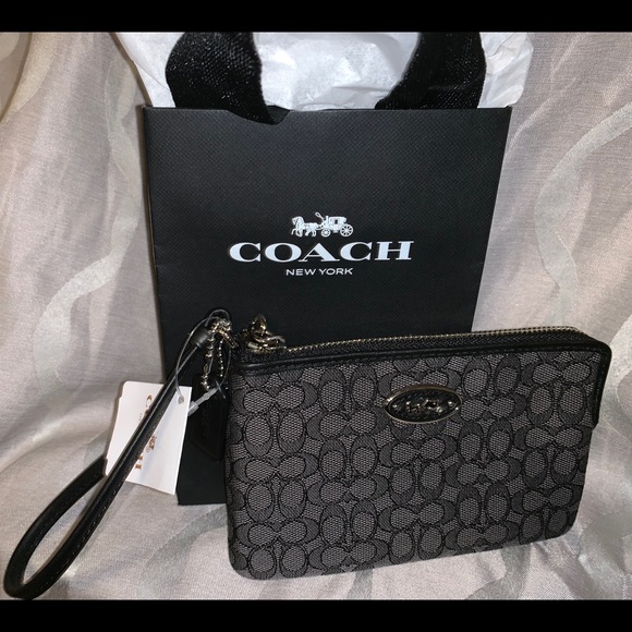 Coach Handbags - Coach wristlet New